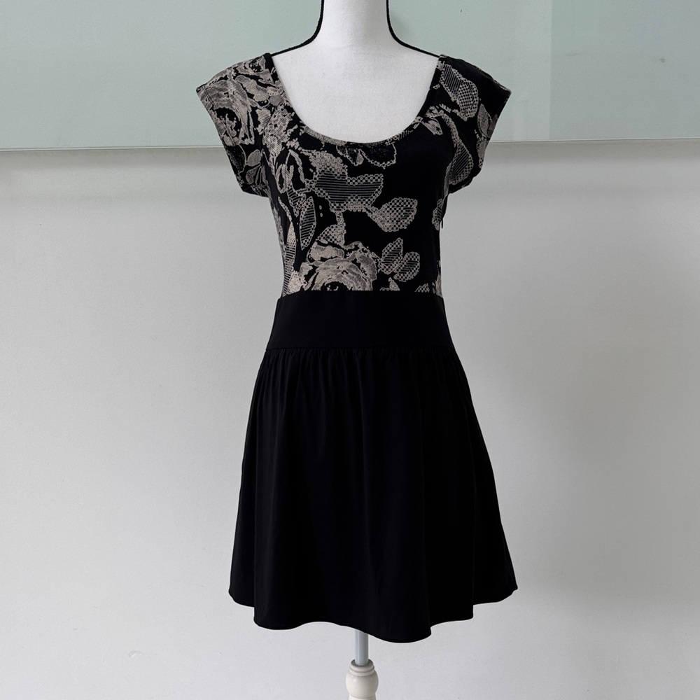 Express Black Dress w/ Beige Floral Top & Hidden Side Pockets – Size 6